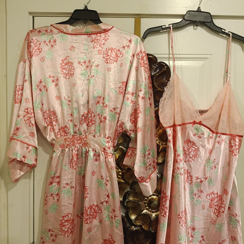 Morgan  & Taylor Floral Pink Women's Robe and Nightgown Set